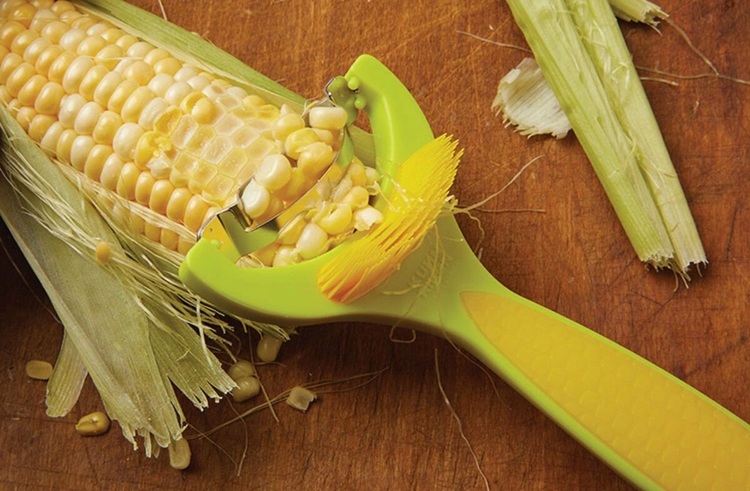 Kuhn Rikon 6" Corn Zipper With Silk Brush | Yellow 4 Kuhn Rikon 6" Corn Zipper With Silk Brush | Yellow - Image 2